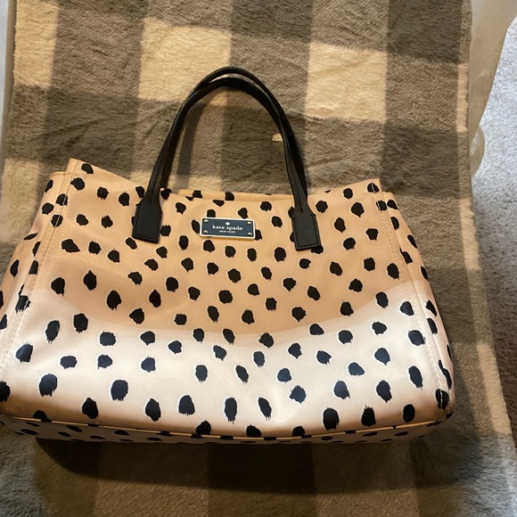 I am selling my Kate spade purse - Picture 1 of 3